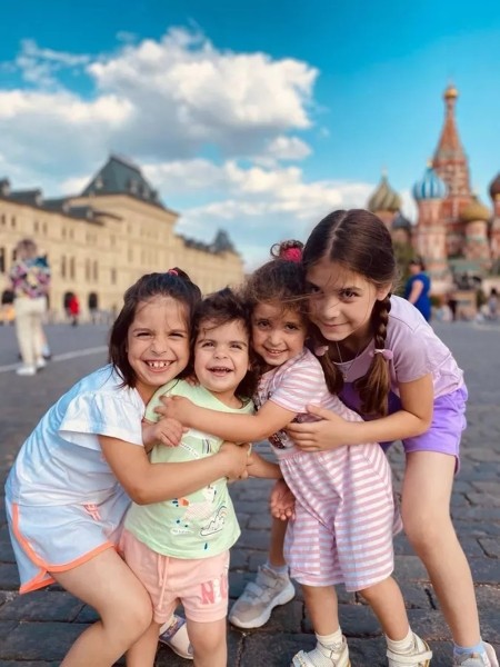 Семья белоруски и иранца: восемь дочерей и платья на каждую годовщину свадьбы Семья белоруски и иранца: восемь дочерей и платья на каждую годовщину свадьбы