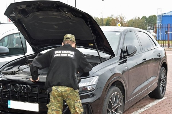 Эту премиальную AUDI угнали в Румынии ночью, а днем уже ввозили в Беларусь Эту премиальную AUDI угнали в Румынии ночью, а днем уже ввозили в Беларусь