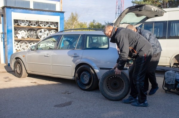 «В Германии они стоят 5 евро». Откровенный разговор с продавцом бэушных шин