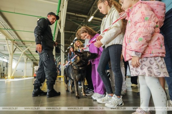 Для посещения нужен пропуск. Дети сотрудников Брестской таможни побывали на работе у своих родителей Для посещения нужен пропуск. Дети сотрудников Брестской таможни побывали на работе у своих родителей