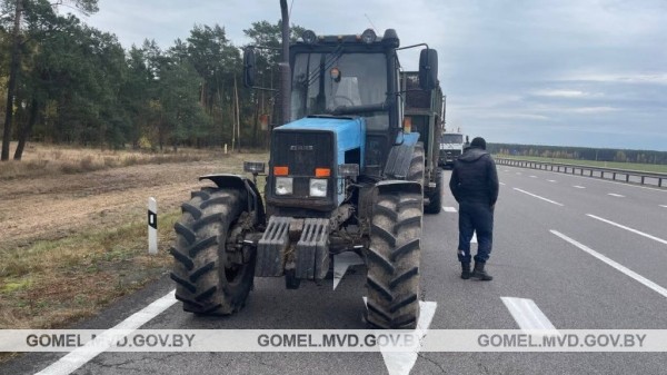 Водитель Renault серьезно пострадал в аварии с трактором Водитель Renault серьезно пострадал в аварии с трактором