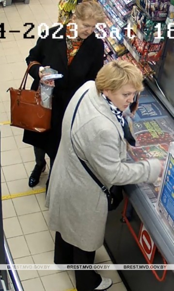 Милиция устанавливает личности женщин. Находились в магазине на Советской в Бресте