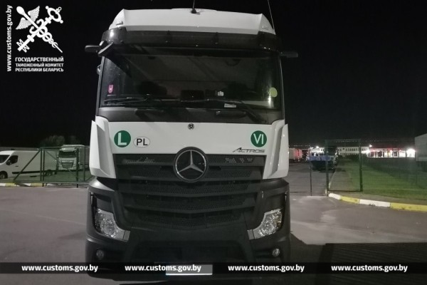 Польский перевозчик пытался незаконно провезти через границу одежду и обувь на 880 тыс. рублей