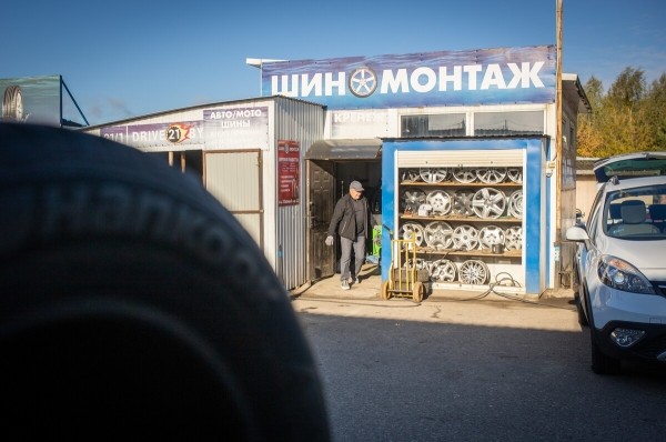 «В Германии они стоят 5 евро». Откровенный разговор с продавцом бэушных шин