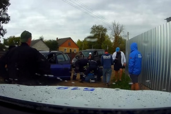 Невменяемого водителя под наркотиками остановили сотрудники ГАИ Невменяемого водителя под наркотиками остановили сотрудники ГАИ