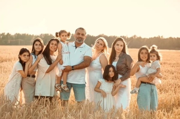 Семья белоруски и иранца: восемь дочерей и платья на каждую годовщину свадьбы Семья белоруски и иранца: восемь дочерей и платья на каждую годовщину свадьбы