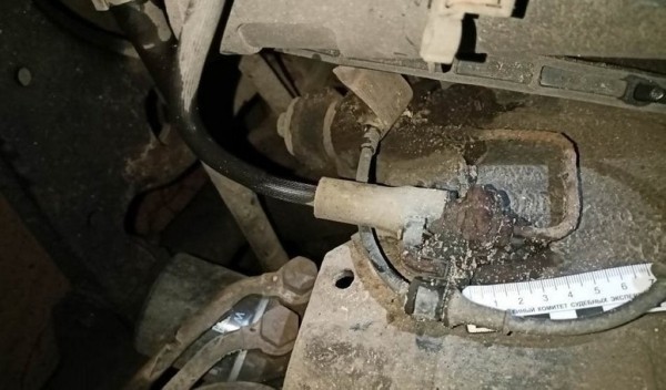 Мужчина из ревности обрезал тормозные шланги в автомобиле «соперника» Мужчина из ревности обрезал тормозные шланги в автомобиле «соперника»