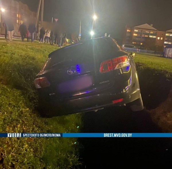 ДТП в Столине: автомобиль оказался в кювете ДТП в Столине: автомобиль оказался в кювете