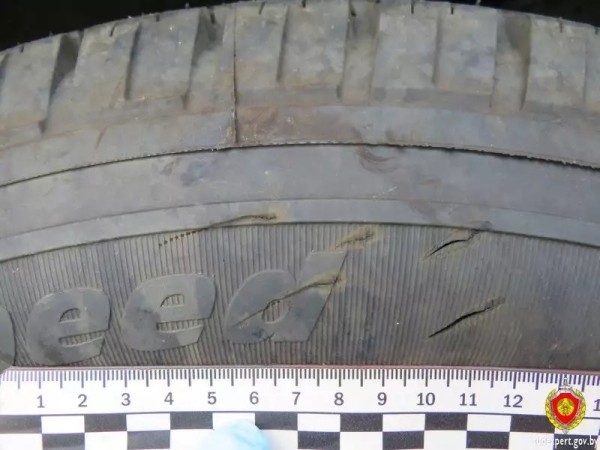 Борец с «неправильной парковкой» порезал шины 11 автомобилей Борец с «неправильной парковкой» порезал шины 11 автомобилей