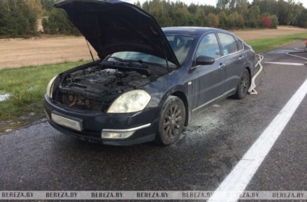 На трассе М1 в Брестской области горел автомобиль На трассе М1 в Брестской области горел автомобиль