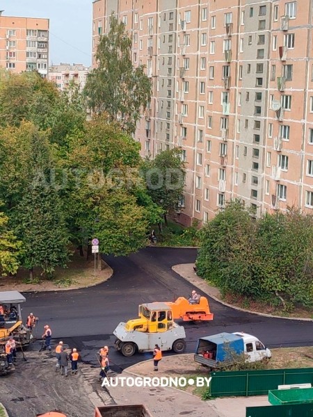 Во дворах Гродно асфальт кладут вокруг машины, которую так и не убрал владелец Во дворах Гродно асфальт кладут вокруг машины, которую так и не убрал владелец