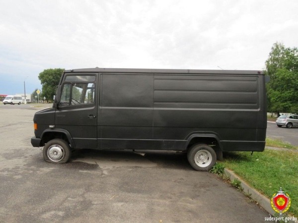 Борец с «неправильной парковкой» порезал шины 11 автомобилей Борец с «неправильной парковкой» порезал шины 11 автомобилей