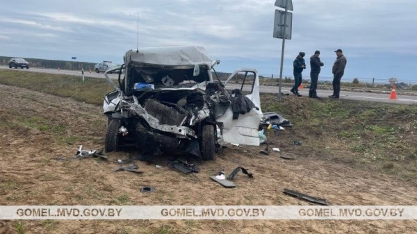 Водитель Renault серьезно пострадал в аварии с трактором Водитель Renault серьезно пострадал в аварии с трактором