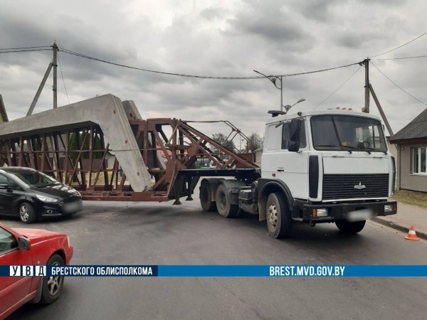 В Кобрине МАЗ при повороте зацепил легковушку В Кобрине МАЗ при повороте зацепил легковушку