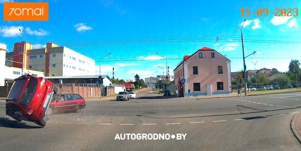 Видео аварии в Гродно, в которой один из автомобилей перевернулся. Решение ГАИ Видео аварии в Гродно, в которой один из автомобилей перевернулся. Решение ГАИ