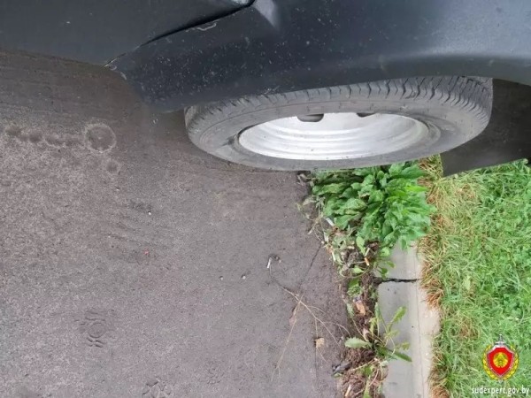 Борец с «неправильной парковкой» порезал шины 11 автомобилей Борец с «неправильной парковкой» порезал шины 11 автомобилей