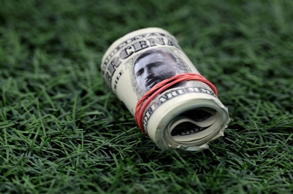 Фанаты во время матча забросали вратаря «деньгами». Что это значило? Фанаты во время матча забросали вратаря «деньгами». Что это значило?