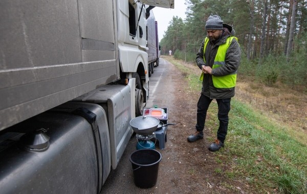 «Ругань здесь обычное дело!» Репортаж с белорусско-литовской границы, где очередь растянулась на неделю «Ругань здесь обычное дело!» Репортаж с белорусско-литовской границы, где очередь растянулась на неделю