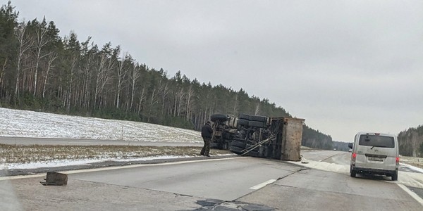Грузовик с солью опрокинулся на трассе в Минской области Грузовик с солью опрокинулся на трассе в Минской области
