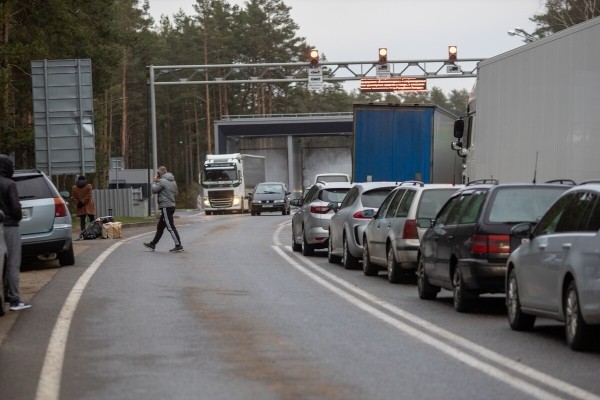 «Ругань здесь обычное дело!» Репортаж с белорусско-литовской границы, где очередь растянулась на неделю «Ругань здесь обычное дело!» Репортаж с белорусско-литовской границы, где очередь растянулась на неделю