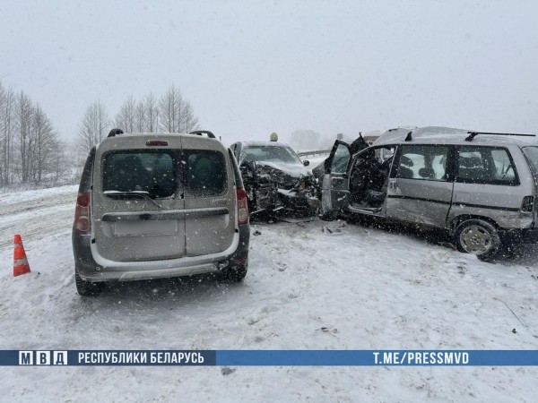 В Могилевской области столкнулись 3 легковушки и автобус: 2 человека погибли В Могилевской области столкнулись 3 легковушки и автобус: 2 человека погибли