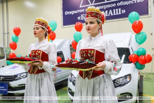 Спецавтомобили для социального обслуживания передали пяти ТЦСОН и дому-интернату в Брестской области Спецавтомобили для социального обслуживания передали пяти ТЦСОН и дому-интернату в Брестской области