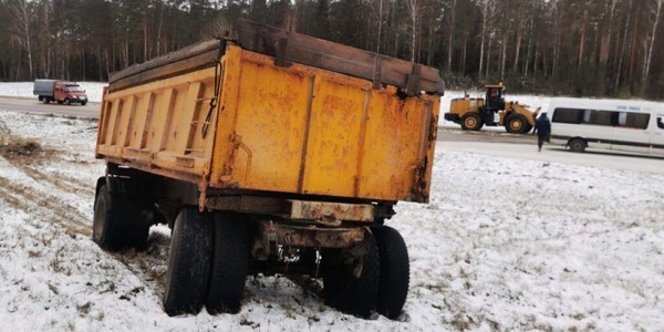 Грузовик с солью опрокинулся на трассе в Минской области Грузовик с солью опрокинулся на трассе в Минской области