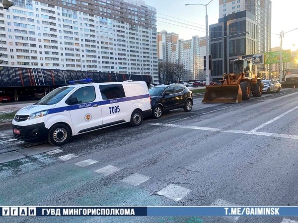В Минске пьяная женщина с ребенком в салоне врезалась в милицейский автомобиль В Минске пьяная женщина с ребенком в салоне врезалась в милицейский автомобиль