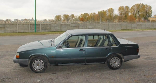 Настоящий «шведский чемодан»! На брестских улицах до сих пор ездит на неубиваемом Volvo 740 GL Настоящий «шведский чемодан»! На брестских улицах до сих пор ездит на неубиваемом Volvo 740 GL