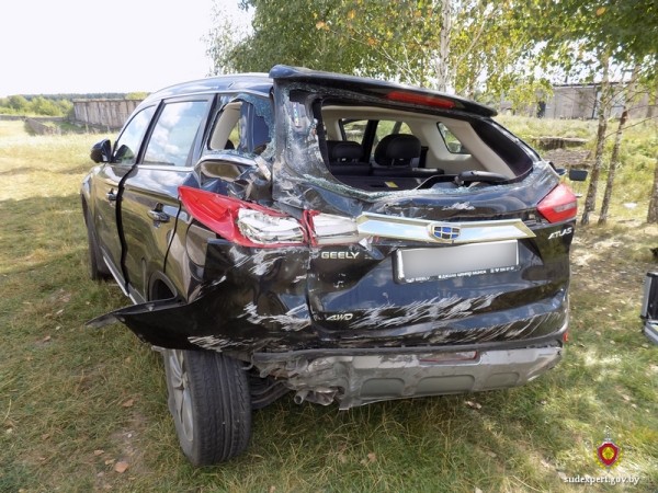 Работник взял Geely директора, чтобы покататься, но «встретился» со стеной Работник взял Geely директора, чтобы покататься, но «встретился» со стеной