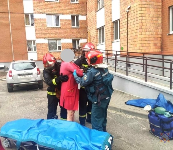 Работники МЧС спасли хозяйку квартиры на пожаре в Пинске Работники МЧС спасли хозяйку квартиры на пожаре в Пинске