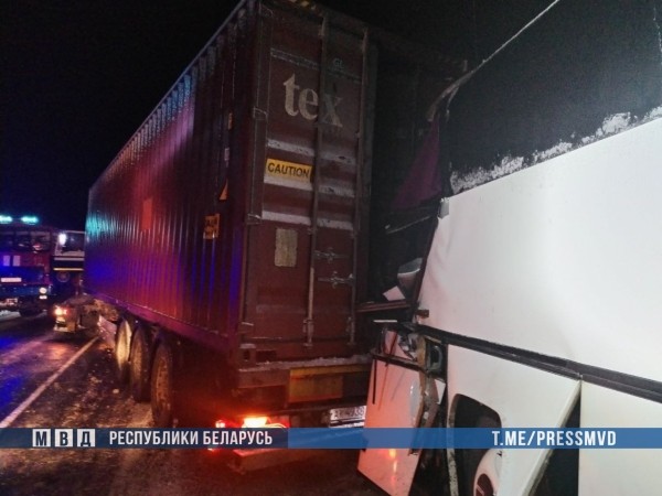 В Беларуси автобус столкнулся с фурой