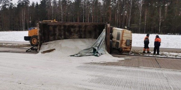 Грузовик с солью опрокинулся на трассе в Минской области Грузовик с солью опрокинулся на трассе в Минской области