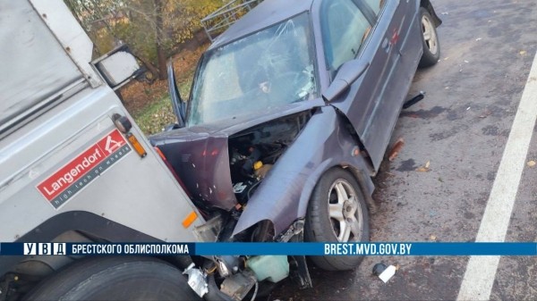 Сел пьяным за руль и врезался в грузовик. Подробности сегодняшнего ДТП в Бресте Сел пьяным за руль и врезался в грузовик. Подробности сегодняшнего ДТП в Бресте