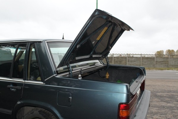 Настоящий «шведский чемодан»! На брестских улицах до сих пор ездит на неубиваемом Volvo 740 GL Настоящий «шведский чемодан»! На брестских улицах до сих пор ездит на неубиваемом Volvo 740 GL