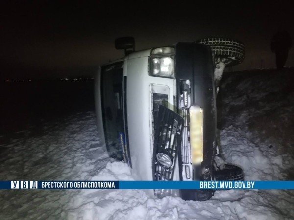 Микроавтобус с пассажирами опрокинулся в Брестской области Микроавтобус с пассажирами опрокинулся в Брестской области