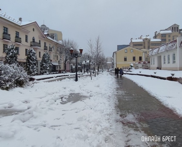 Более 40 спецмашин и свыше 300 работников убирают улицы Бреста от снега Более 40 спецмашин и свыше 300 работников убирают улицы Бреста от снега