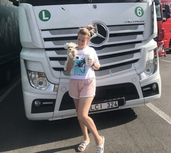 «Первое время работа вместе была адом!» Супруги пятый год живут в тесной кабине фуры и завели ещё собаку