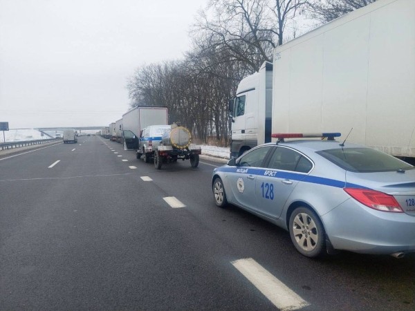 Дальнобойщикам возле Бреста пришли на помощь
