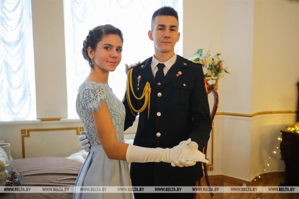 Студенты и учащиеся Брестской области станцевали на новогоднем балу в Коссовском дворце Студенты и учащиеся Брестской области станцевали на новогоднем балу в Коссовском дворце