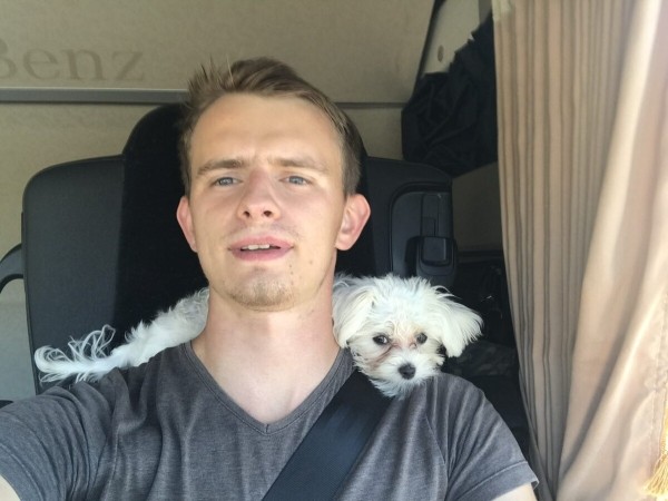 «Первое время работа вместе была адом!» Супруги пятый год живут в тесной кабине фуры и завели ещё собаку