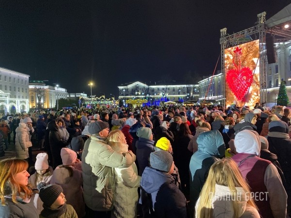 В Бресте зажгли главную елку города В Бресте зажгли главную елку города