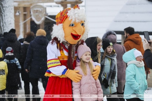 Тысячи туристов из Беларуси и зарубежья приехали в Беловежскую пущу на 20-летие поместья Деда Мороза Тысячи туристов из Беларуси и зарубежья приехали в Беловежскую пущу на 20-летие поместья Деда Мороза