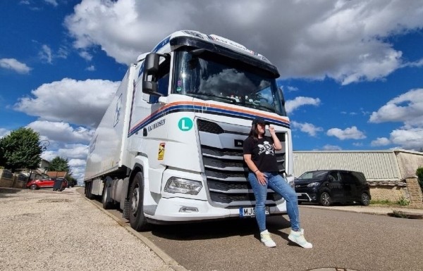 Белоруска устала ждать мужа из рейсов и вместе с ним ушла в дальнобой Белоруска устала ждать мужа из рейсов и вместе с ним ушла в дальнобой