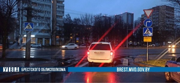 В Бресте водитель Chrysler сбил двух женщин. Появилось видео, как это произошло В Бресте водитель Chrysler сбил двух женщин. Появилось видео, как это произошло