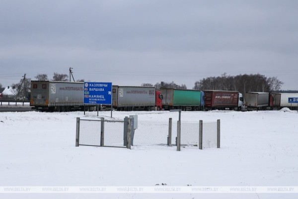 Очередь из фур на подъезде к «Козловичам» растянулась более чем на 30 км Очередь из фур на подъезде к «Козловичам» растянулась более чем на 30 км
