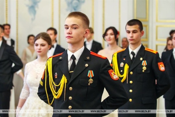 Студенты и учащиеся Брестской области станцевали на новогоднем балу в Коссовском дворце Студенты и учащиеся Брестской области станцевали на новогоднем балу в Коссовском дворце