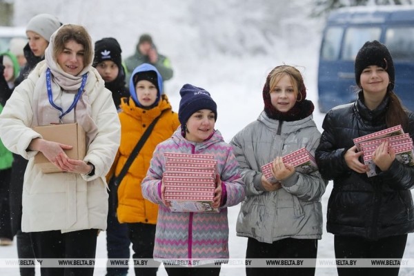 Тысячи туристов из Беларуси и зарубежья приехали в Беловежскую пущу на 20-летие поместья Деда Мороза Тысячи туристов из Беларуси и зарубежья приехали в Беловежскую пущу на 20-летие поместья Деда Мороза