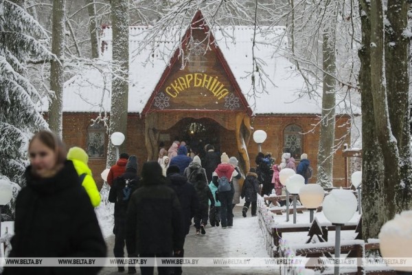 Тысячи туристов из Беларуси и зарубежья приехали в Беловежскую пущу на 20-летие поместья Деда Мороза Тысячи туристов из Беларуси и зарубежья приехали в Беловежскую пущу на 20-летие поместья Деда Мороза