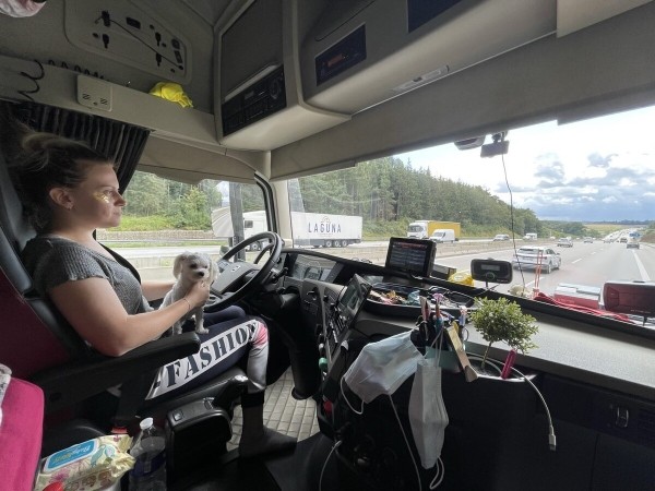 «Первое время работа вместе была адом!» Супруги пятый год живут в тесной кабине фуры и завели ещё собаку